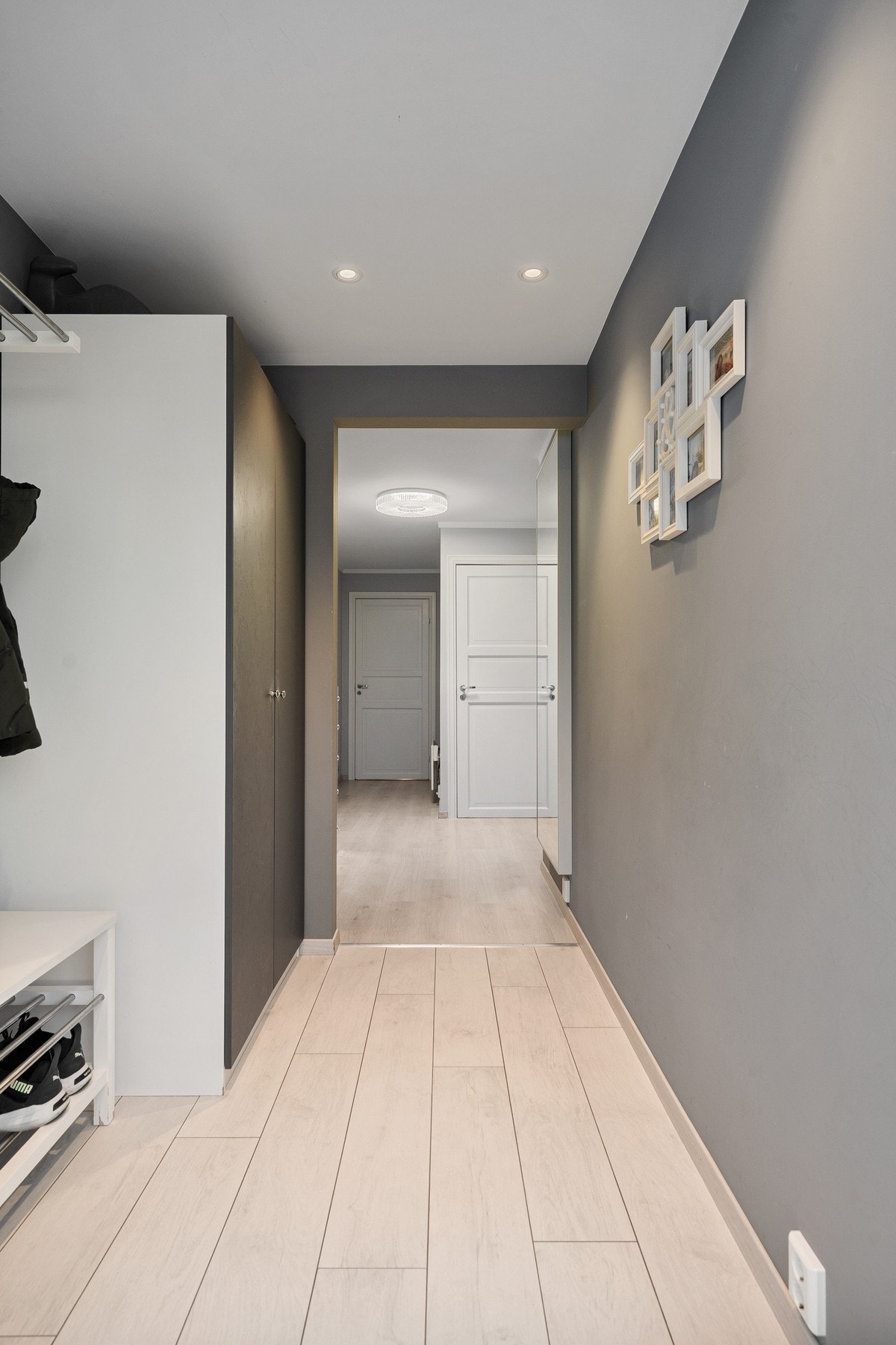 Entréen har praktisk skap for oppbevaring av klær og downlights i himling. Galleribilde