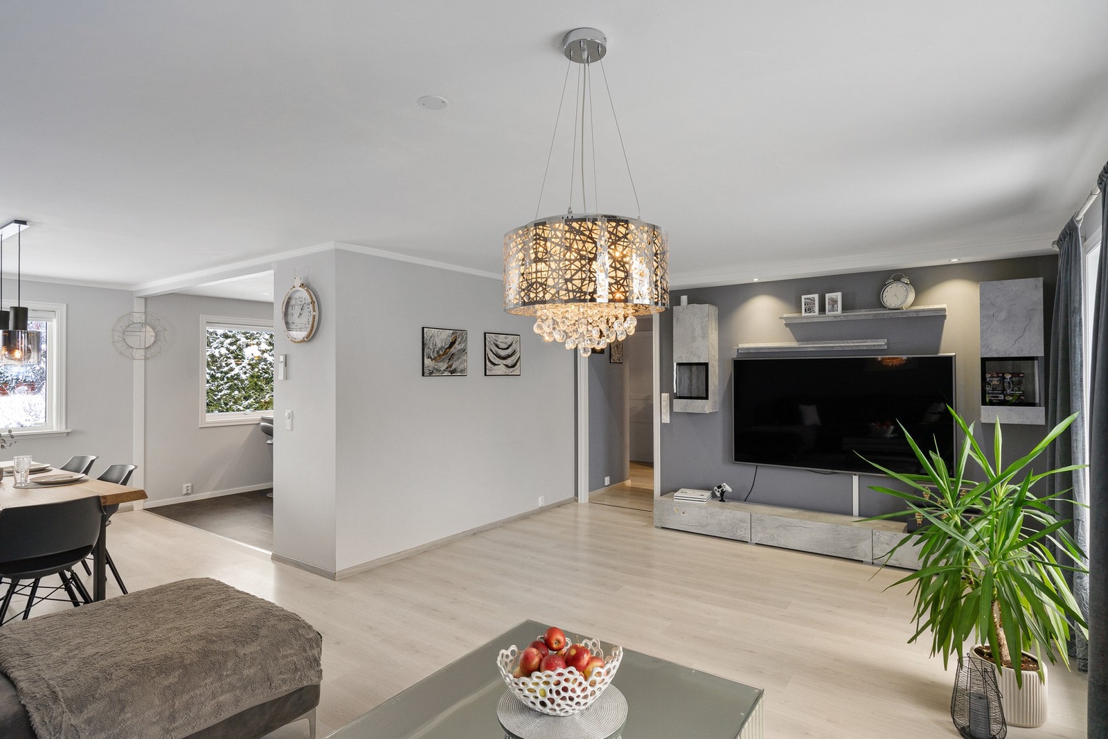 Lys og koselig stue med god plass til både tv-stue og spisestue. Overflatene er nyere oppusset. Galleribilde