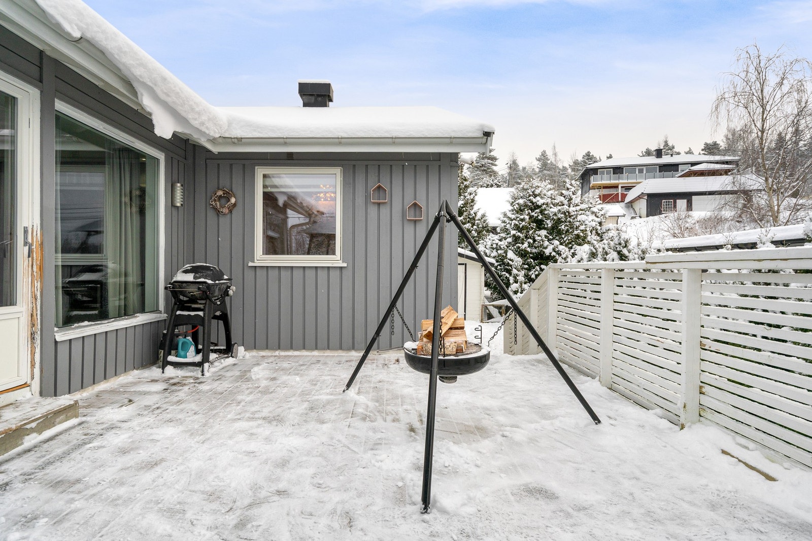 Romslig og solrik terrasse med adkomst fra stuen. Galleribilde