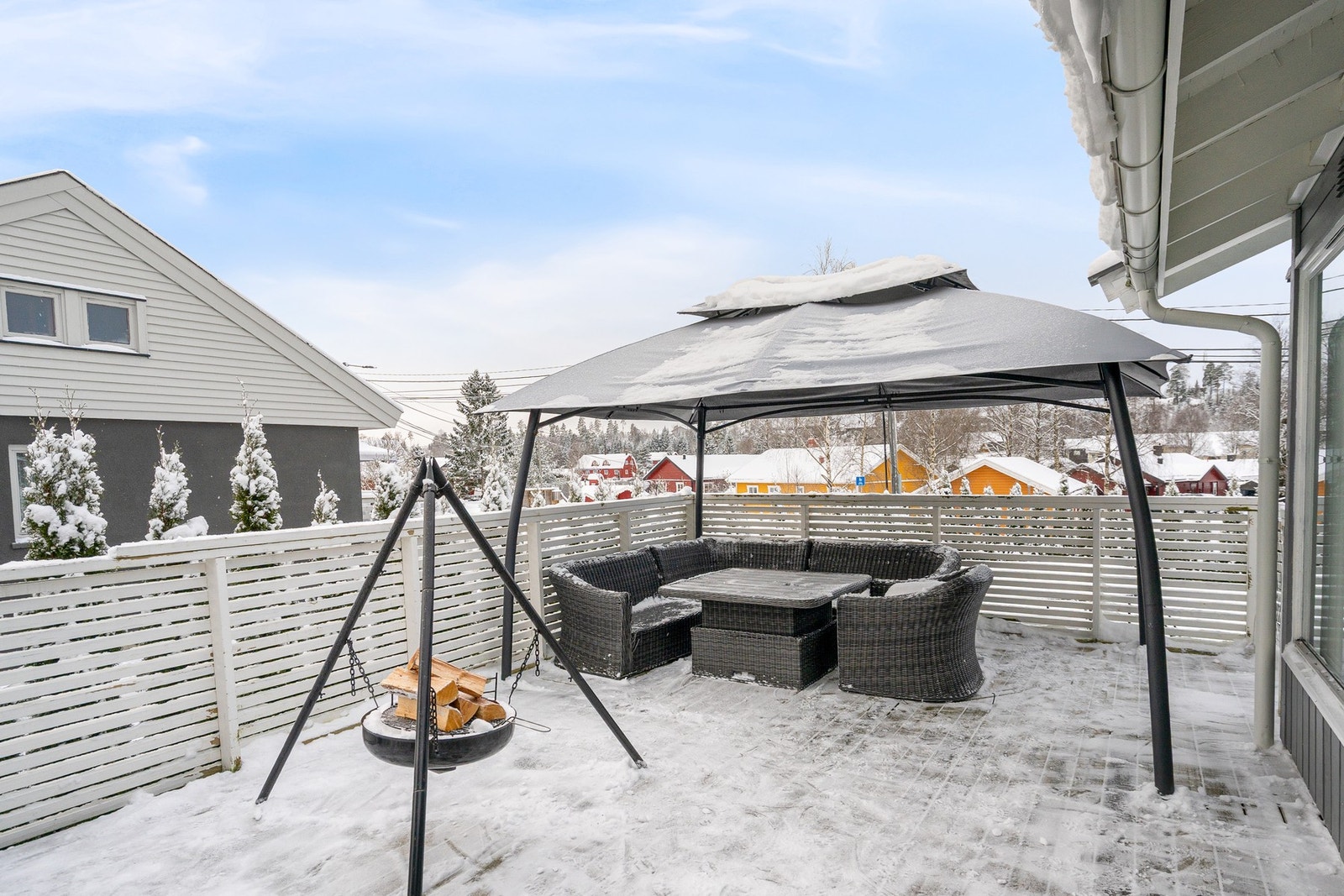 Det er god plass til utemøbler på terrassen. Galleribilde