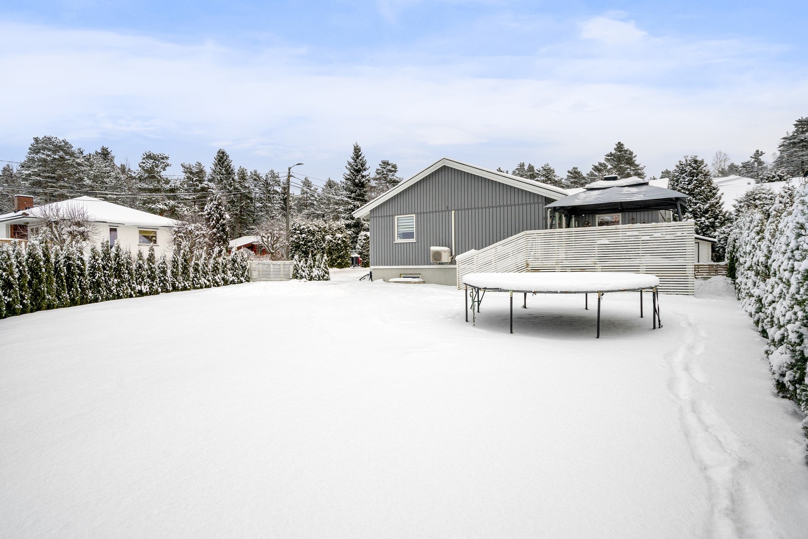 Plen er nyere planert og det er plantet nyere hekk i følge selger. Galleribilde