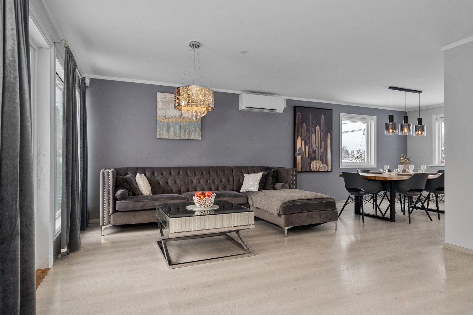 Det er montert en nyere varmepumpe i stuen. Galleribilde