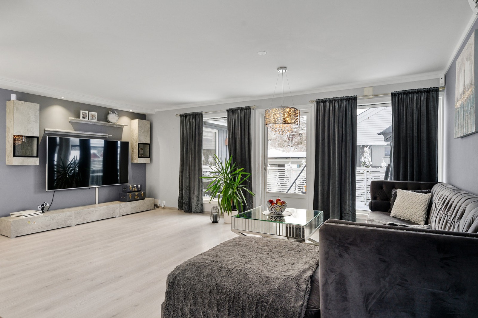 Det er utgang til en romslig og solrik terrasse fra stuen. Fra terrassen er det trapp ned til den solrike og meget barnevennlige hagen. Galleribilde