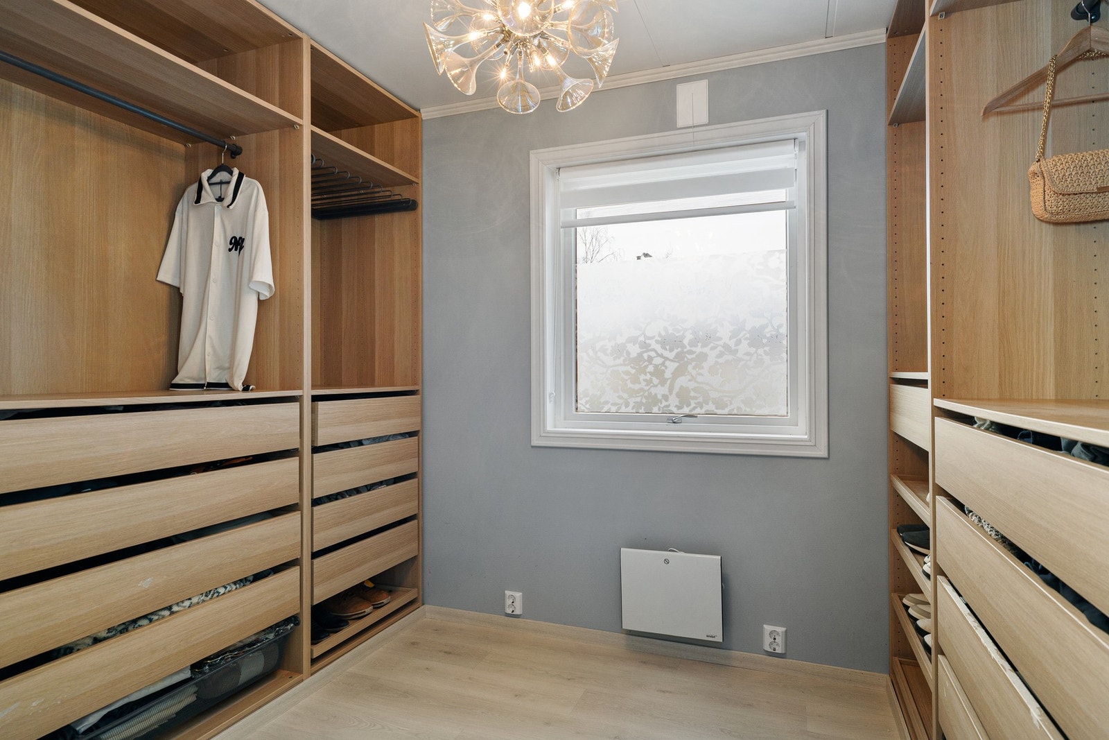 Romslig walk-in-closet. Galleribilde