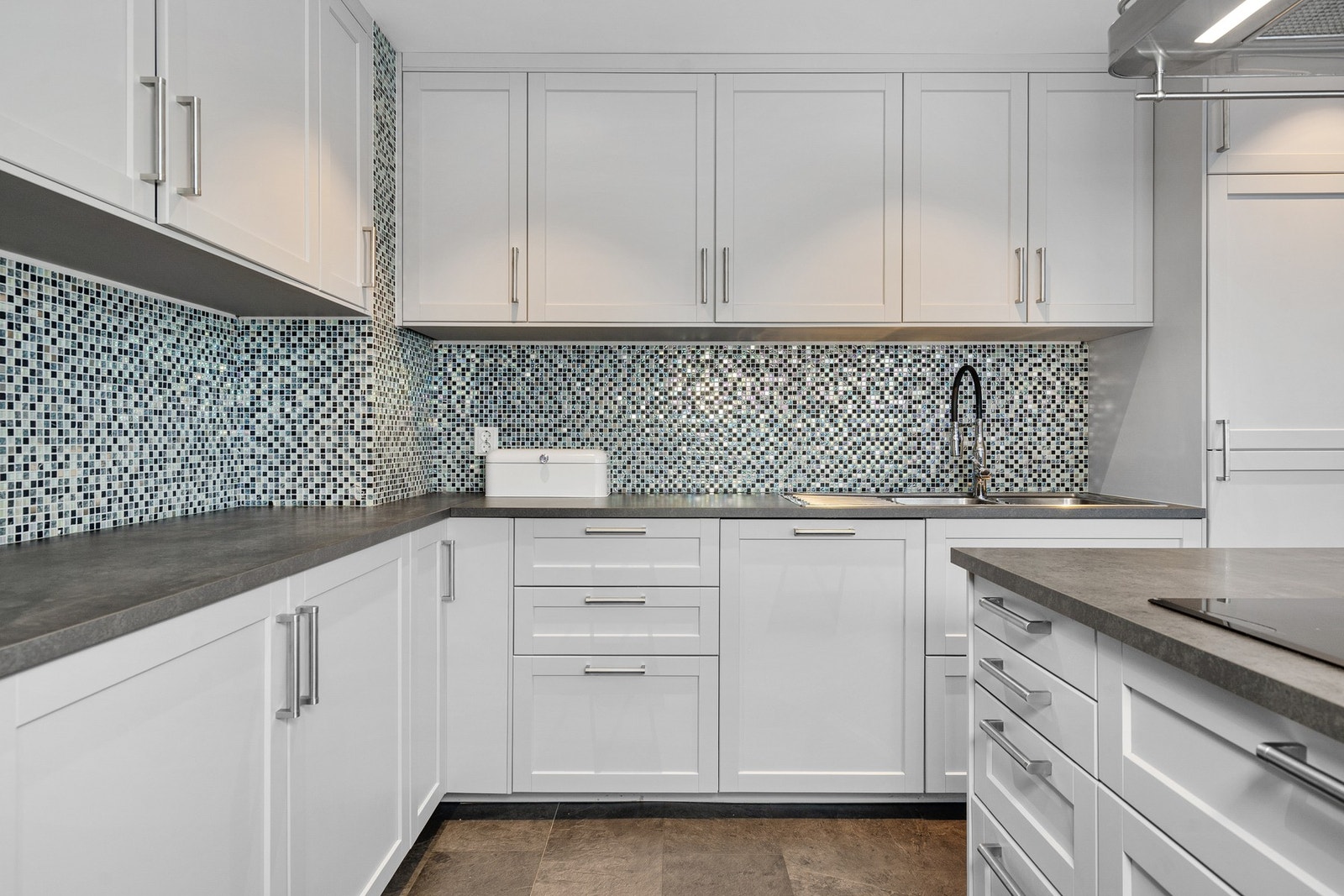 Det er godt med skap- og benkplass på kjøkkenet. Galleribilde