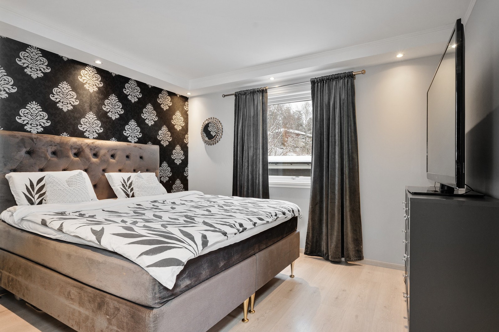 Romslig, nyere oppusset hovedsoverom. Galleribilde