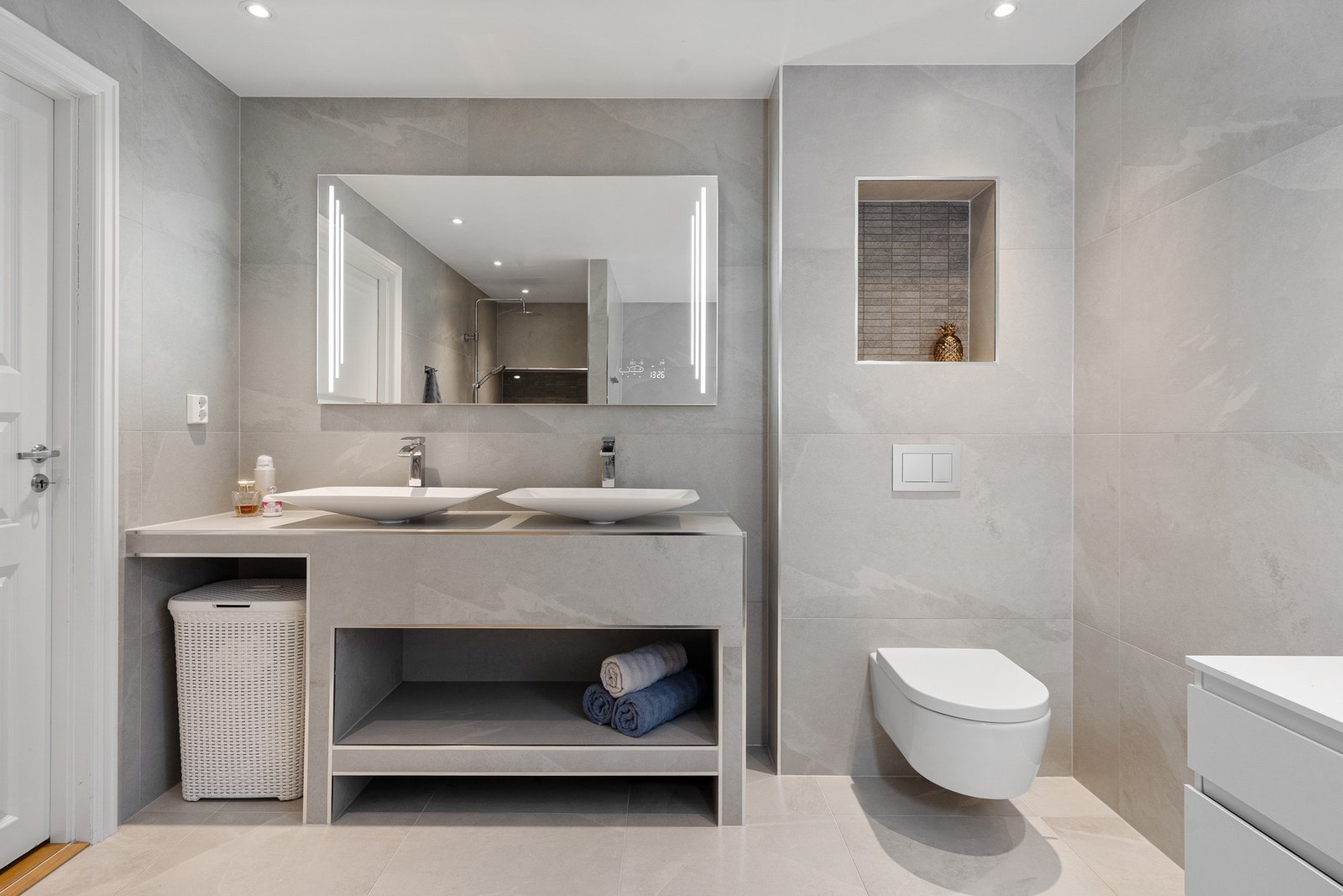 Det er varmekabler i gulvet og downlights i himling på badet. Galleribilde