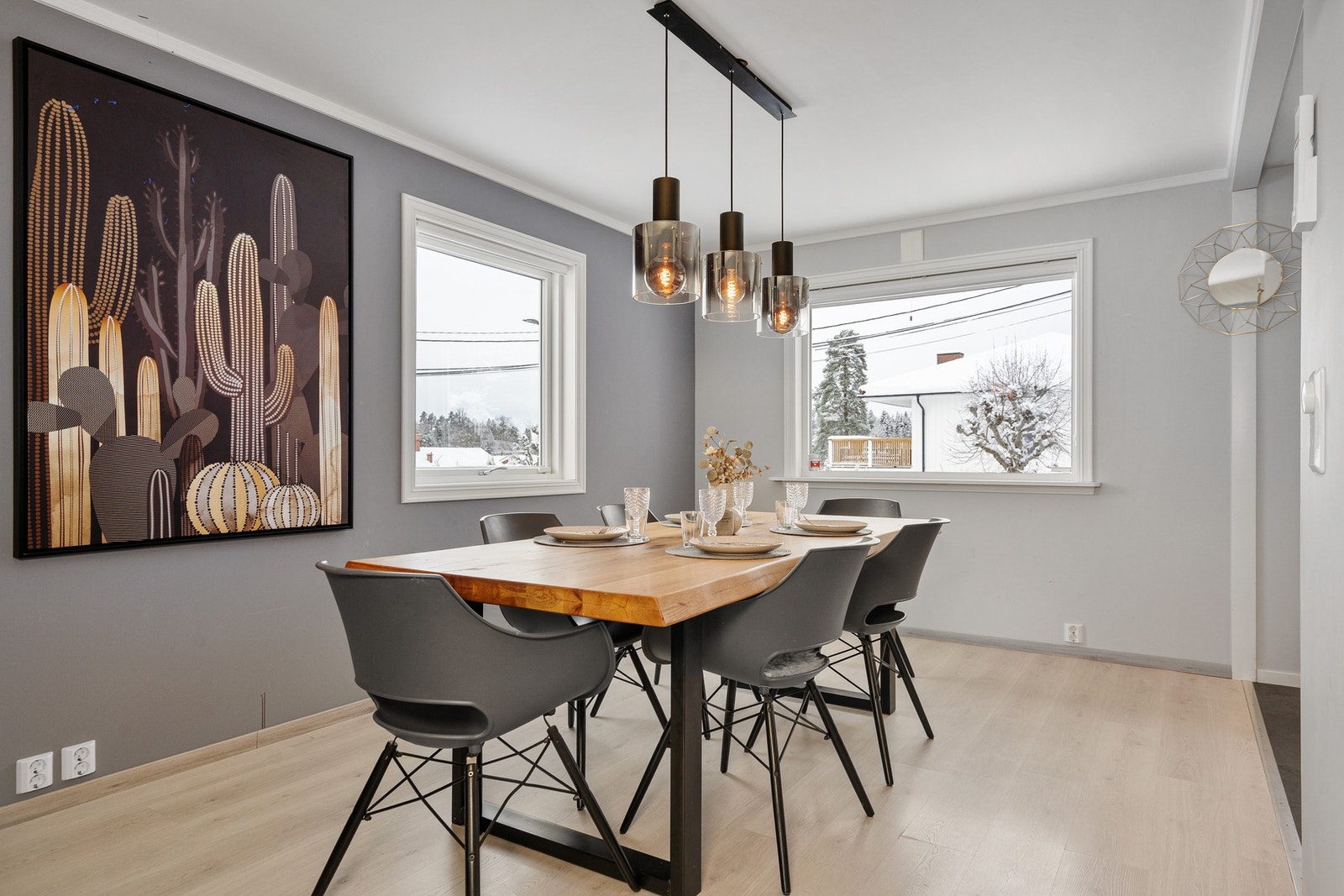 Flott spisestue med enkel adkomst til kjøkkenet. Galleribilde