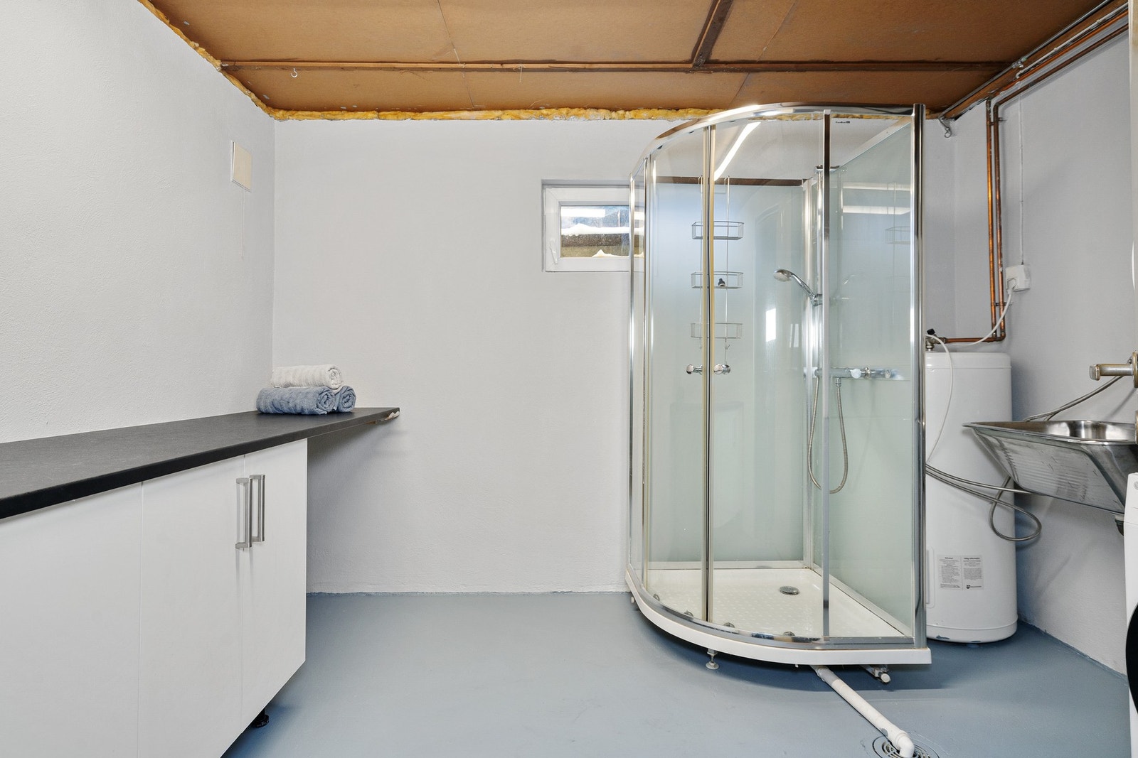 Romslig vaskerom i kjelleren. Galleribilde