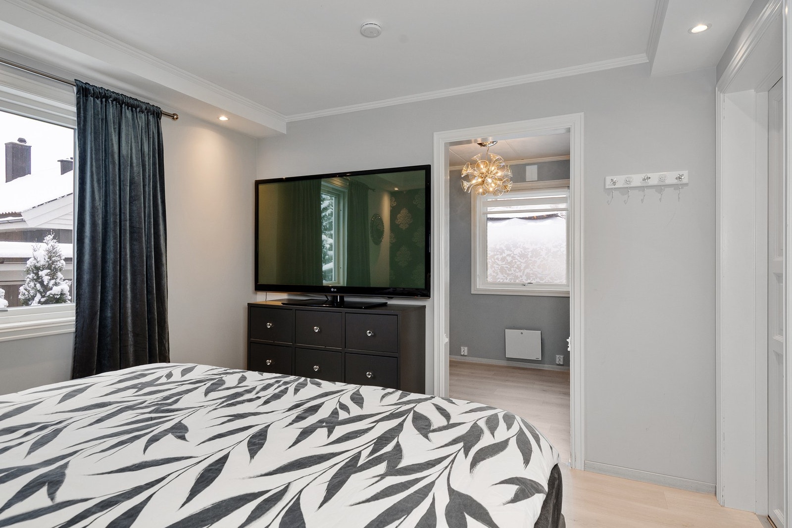 Det er dør inn til et flott walk-in-closet fra hovedsoverommet. Galleribilde