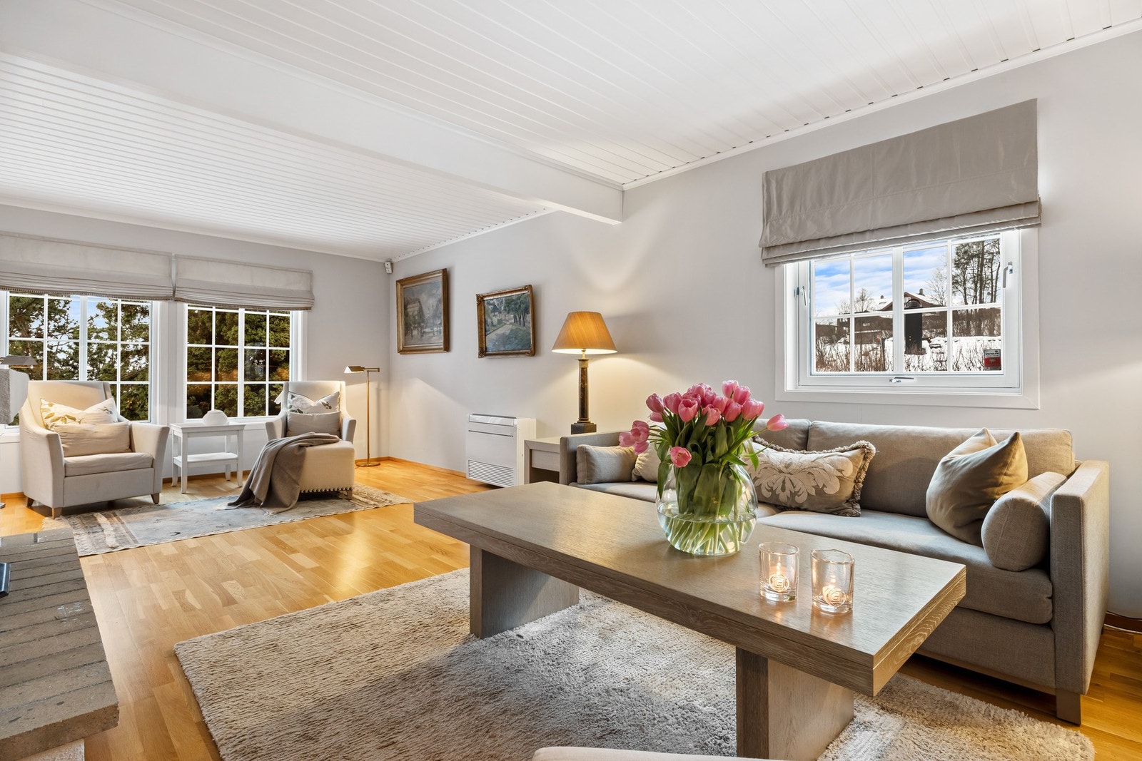 Lys og luftig stue med store vindusflater som slipper inn godt med naturlig lys. Galleribilde