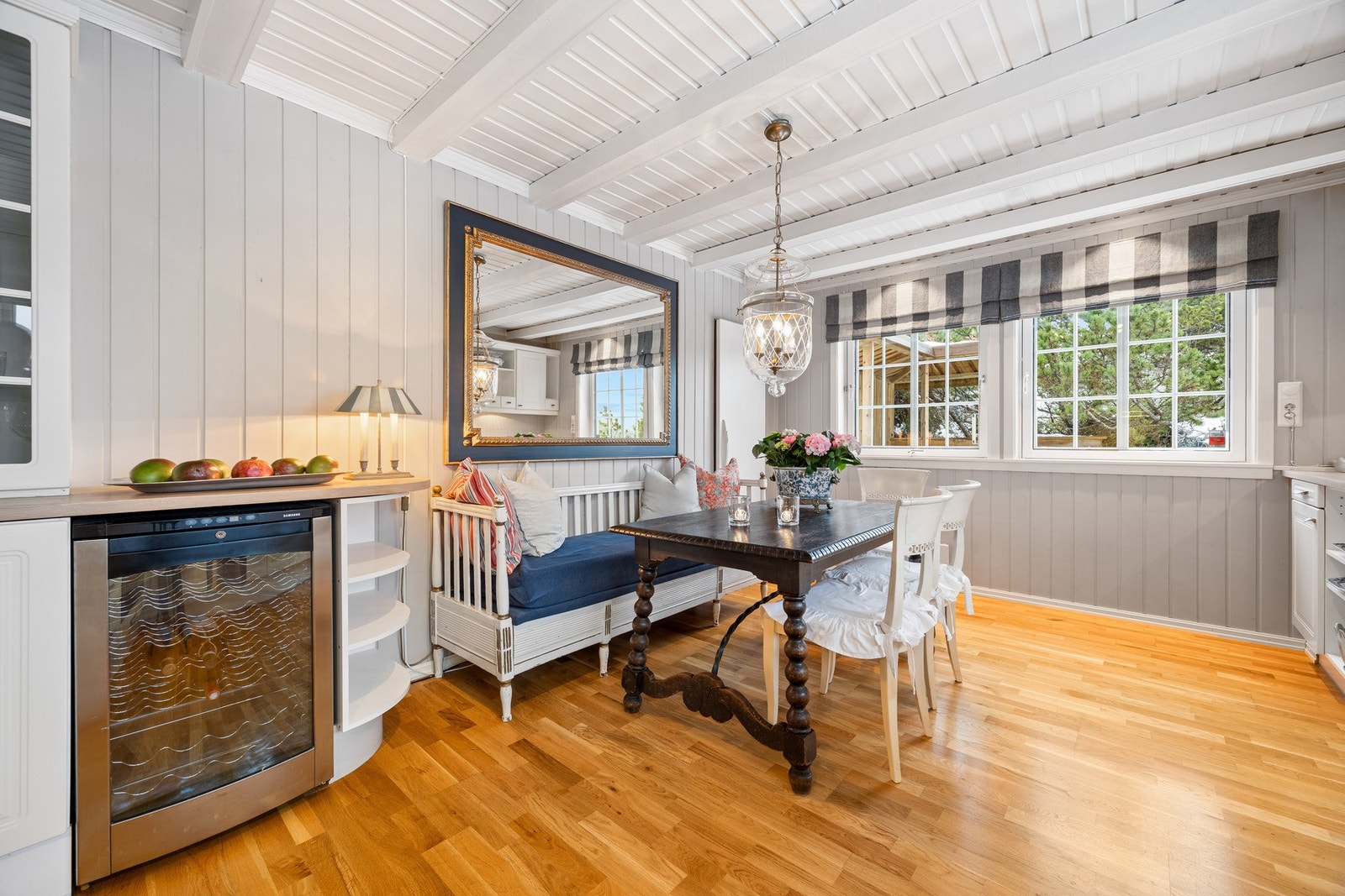 Plass til spisebord på kjøkkenet. Galleribilde