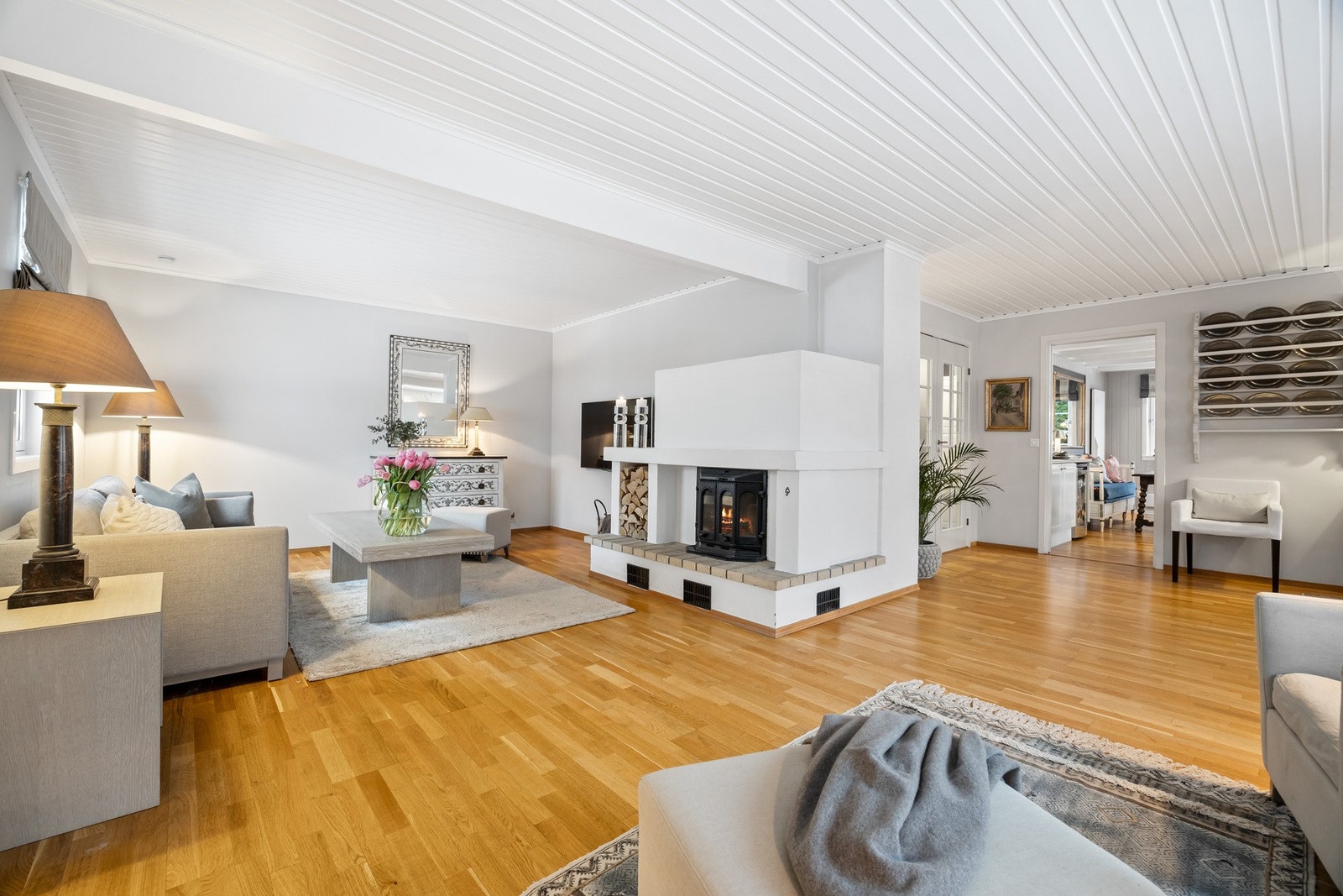 Stuens utforming og størrelse gir god plass til flere sittegrupper. Galleribilde