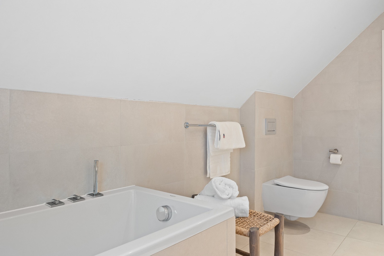 Badet er innredet med barekar, dobbel servant med god oppbevaringsplass i skuffeseksjon, dusjnisje og klosett. Galleribilde