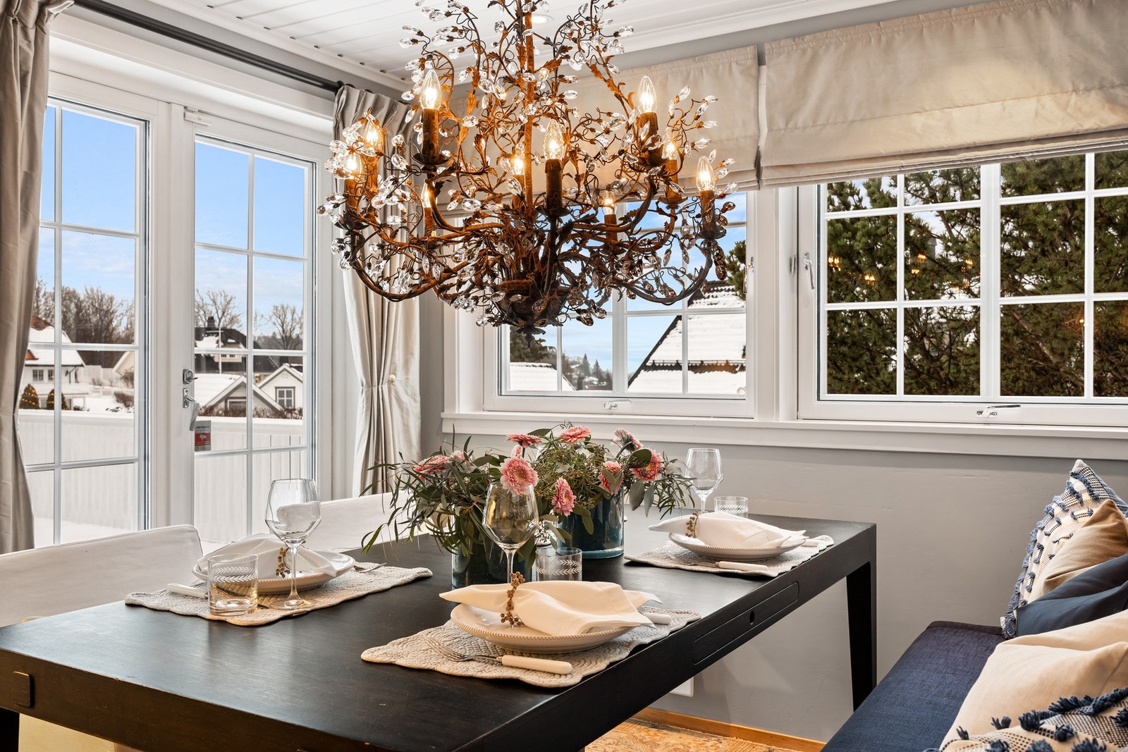 Fra spisestuen er det utgang til terrasse. Galleribilde