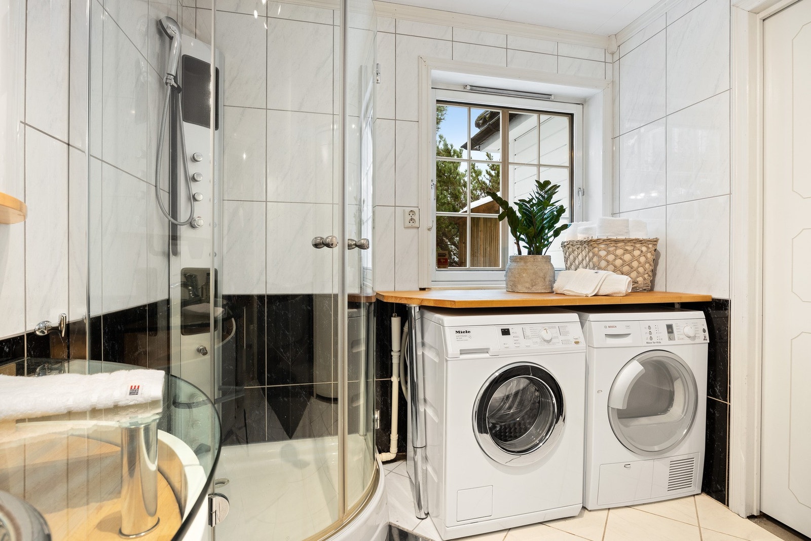 Benk med avsatt plass for vaskemaskin og tørketrommel. Galleribilde