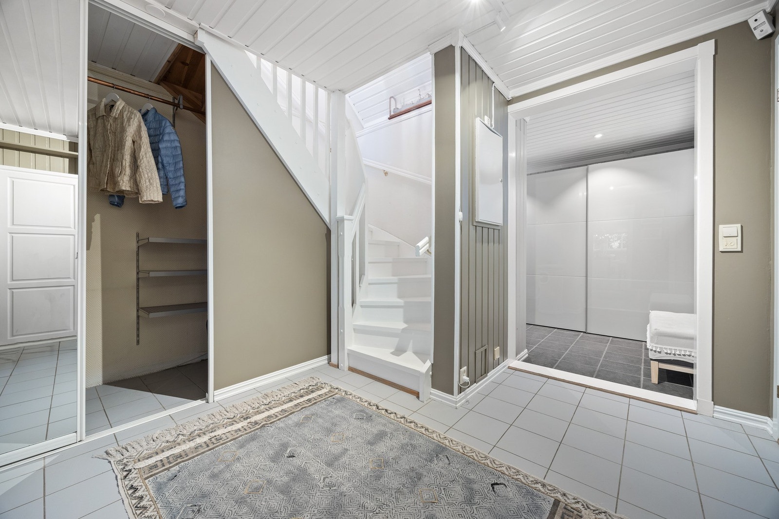 Hall med god oppbevaringsplass i skyvedørsgarderobe. Galleribilde