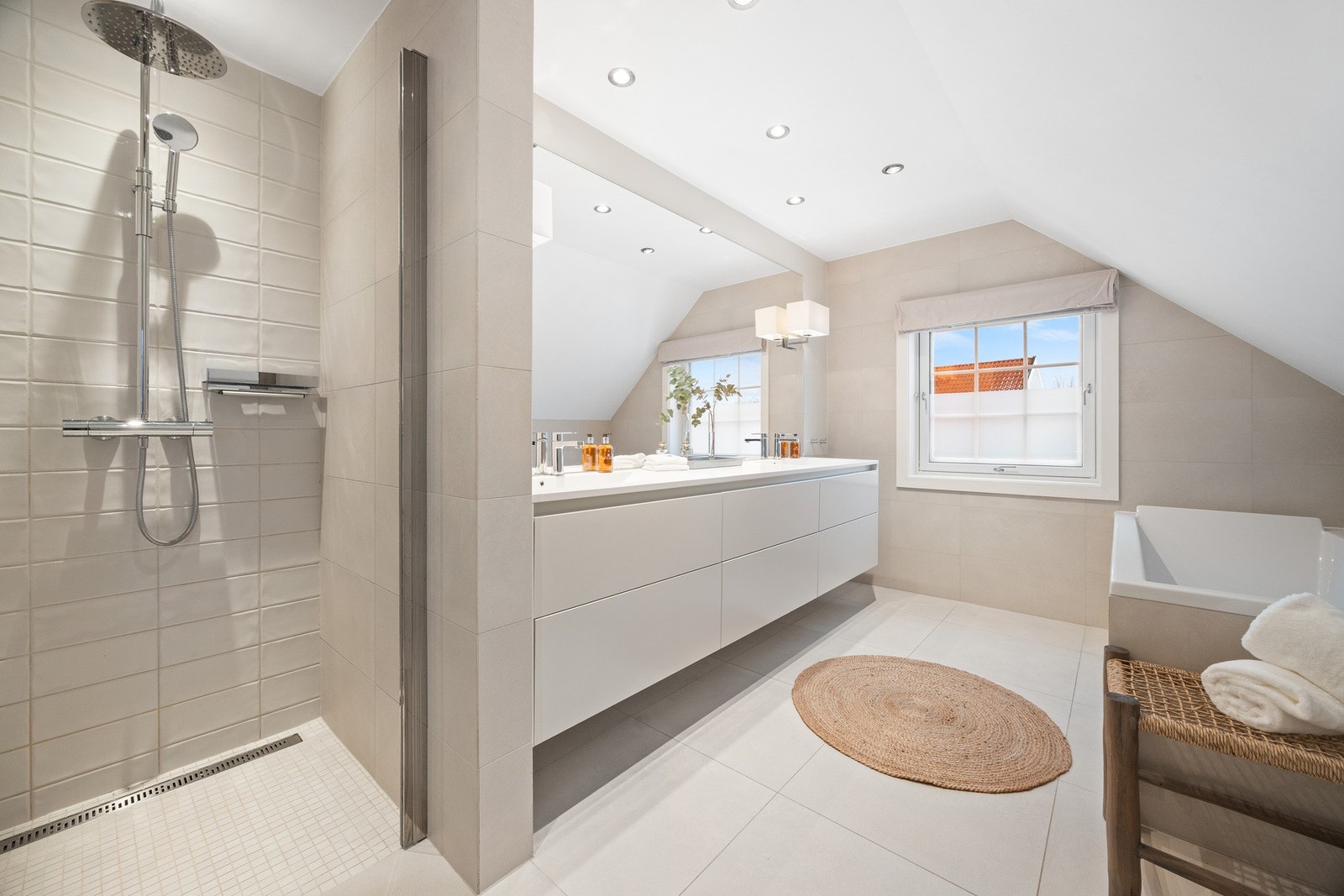 Moderne og delikat flislagt baderom i andre etasje. Galleribilde