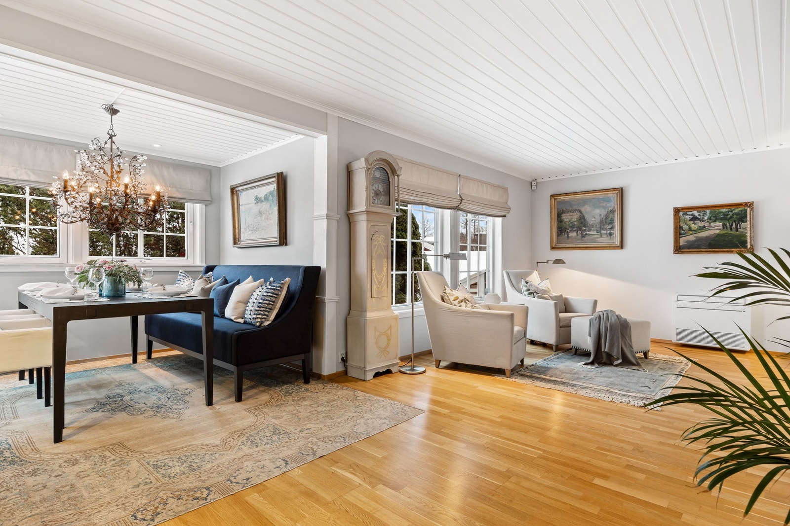 Åpen løsning mellom stue og spisestue. Galleribilde