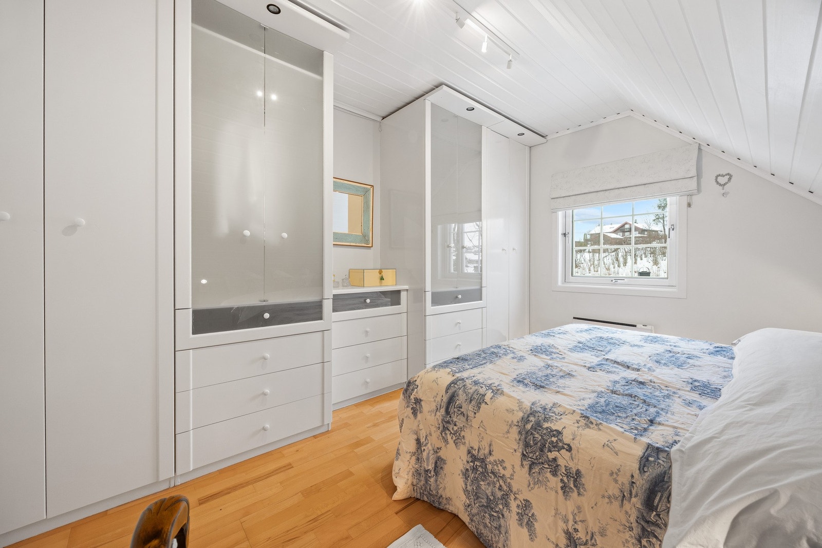 Hovedsoverommet har god oppbevaringsplass i garderobe. Galleribilde