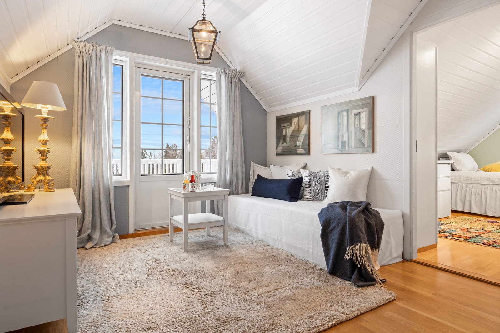 Lys og hyggelig loftstue med plass til tv stue. Galleribilde