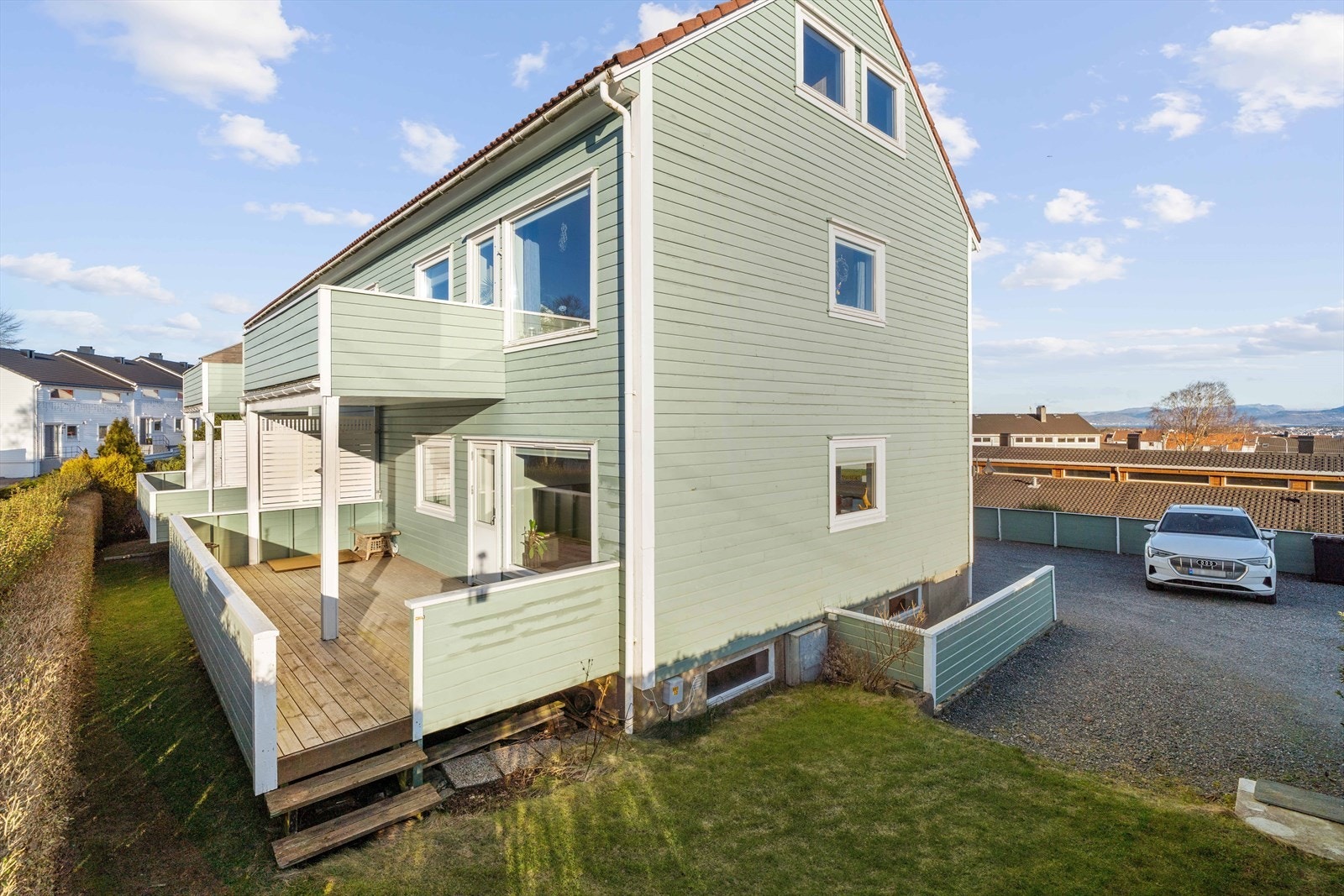 Fasade og privat terrasse Galleribilde