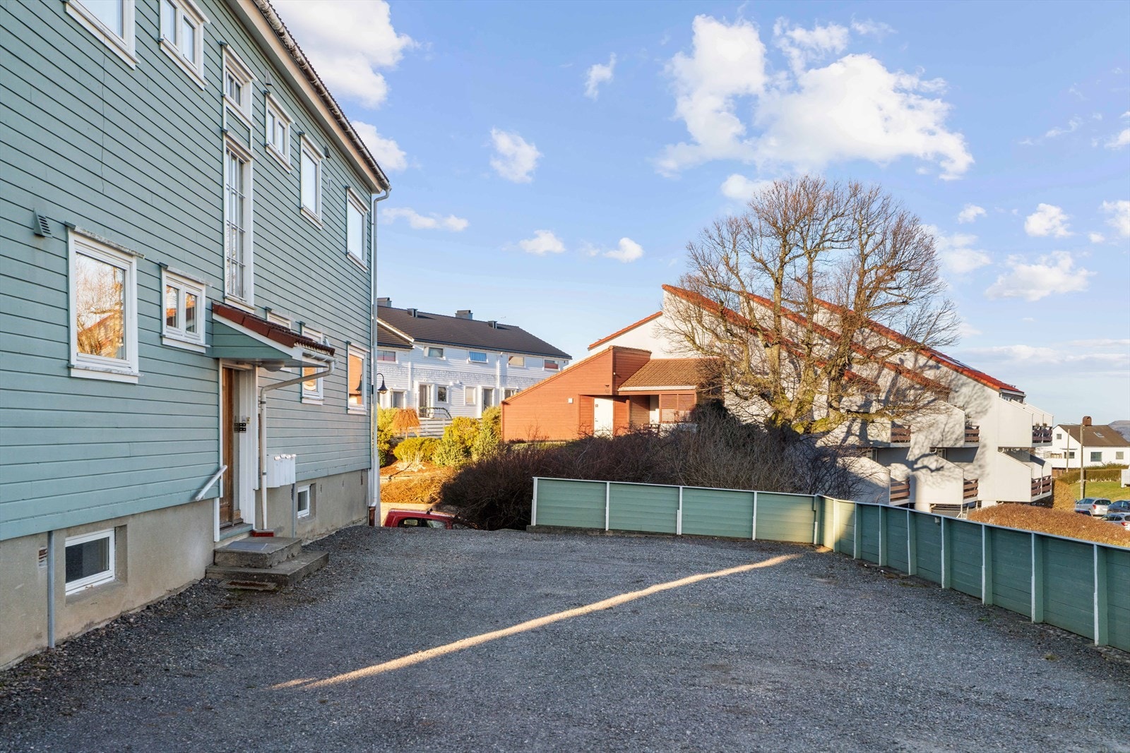 Fasade og parkering Galleribilde