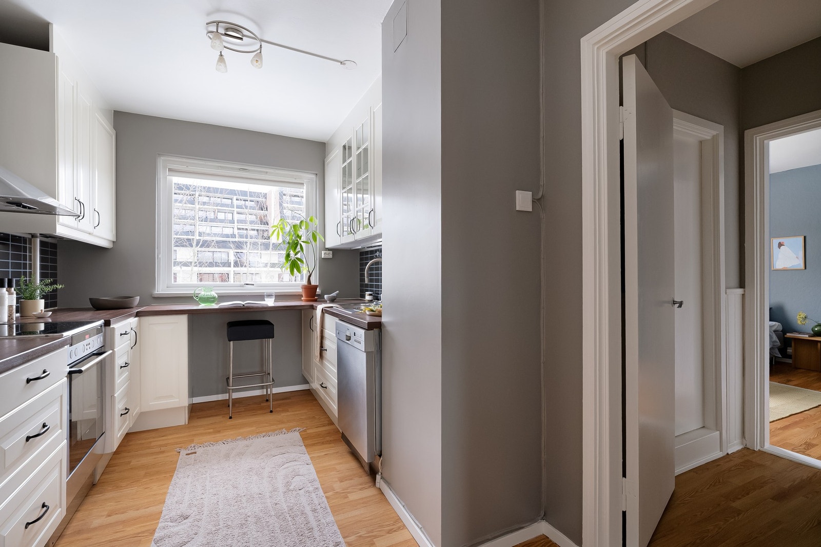 Fra kjøkkenvinduet er det hyggelig utsyn over nabolaget. Galleribilde