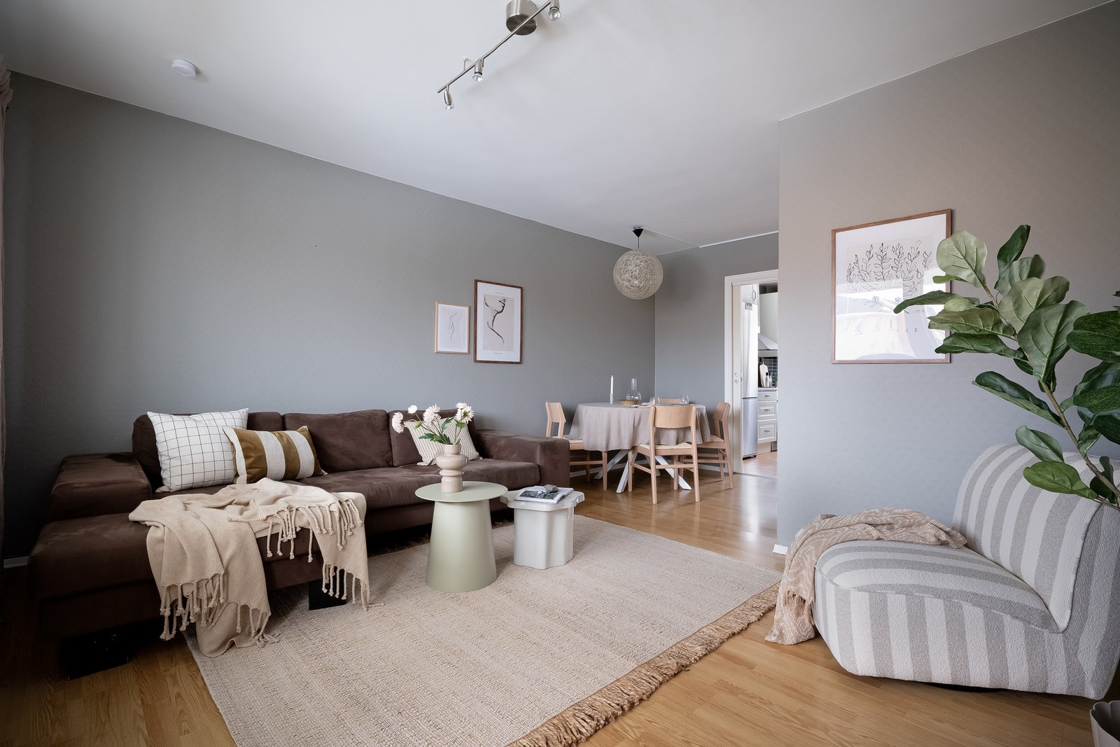 Rommets utforming byr på naturlige soner for plassering av møblene dine. Galleribilde