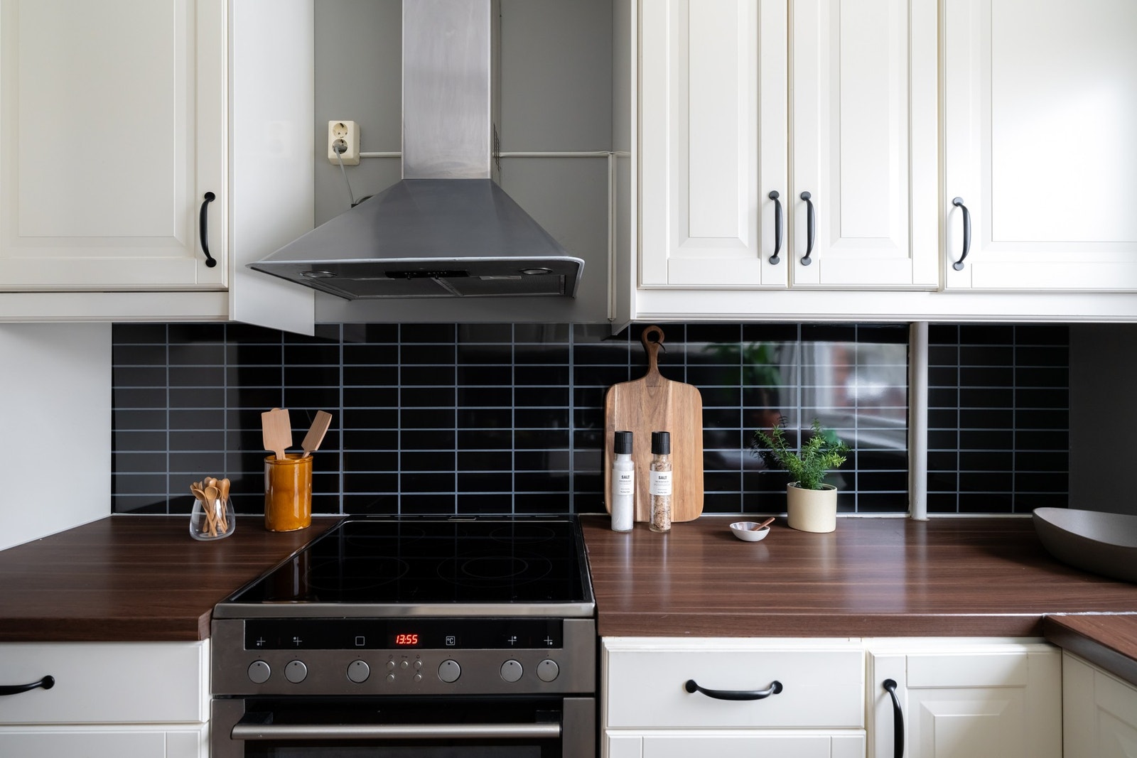 Av hvitevarer er det stekeovn, koketopp, kjøleskap og oppvaskmaskin - disse medfølger ved salg. Galleribilde