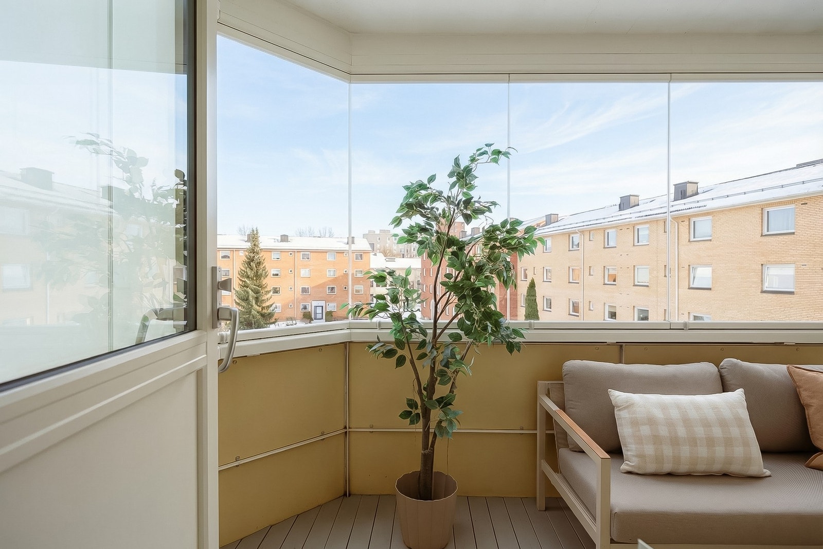 Dette er en lys, fin og gjennomgående 3-roms leilighet. Galleribilde