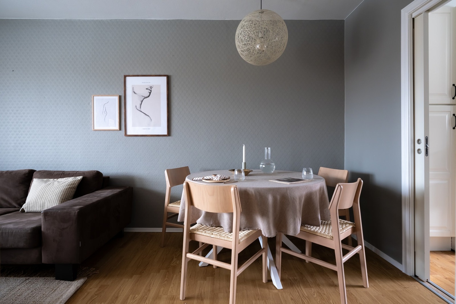 Videre er det fin plass for spisebord hvor venner og familie kan samles til hyggelige sammenkomster. Galleribilde