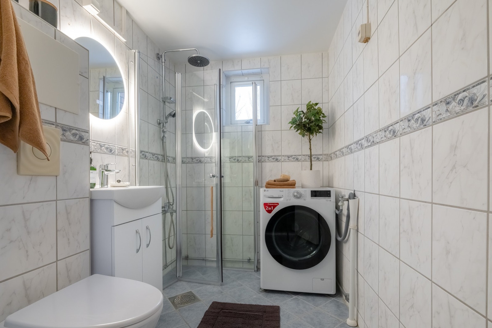 I 2025 ble det satt inn nye foldbare dusjdører, byttet ut servant med ny servant og tilhørende skap og nytt speil med lys. Galleribilde