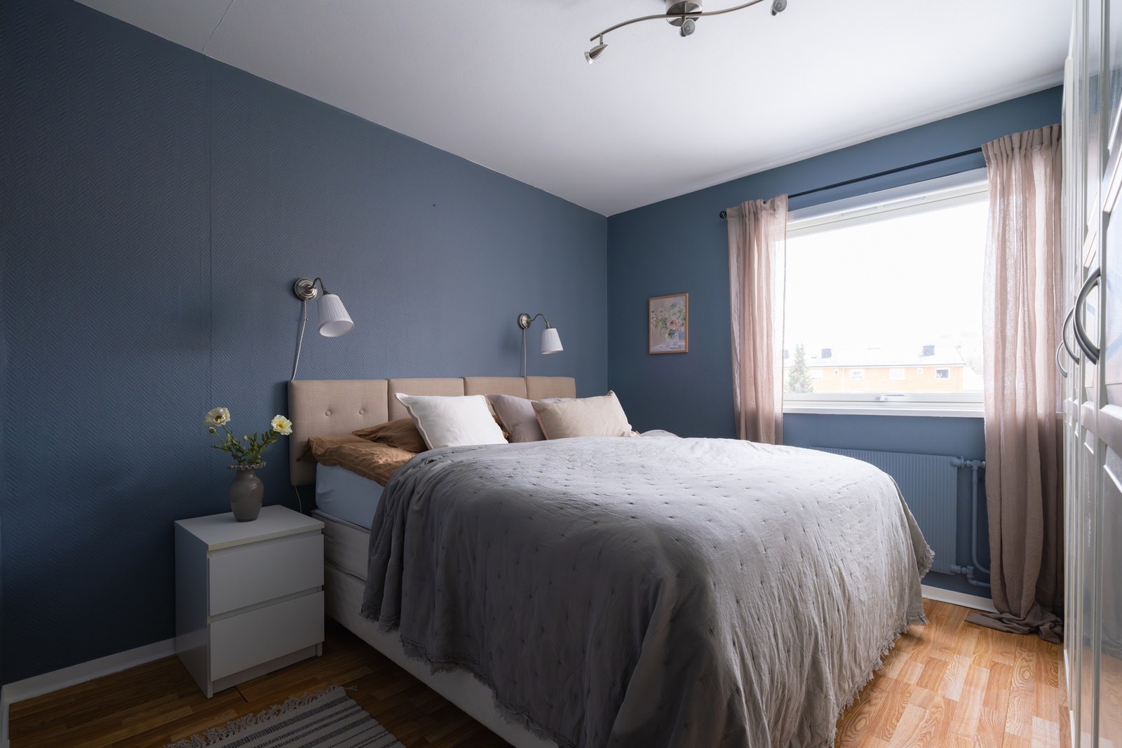 Det andre soverommet har også god plass til dobbeltseng, nattbord og kommodeløsning. Galleribilde