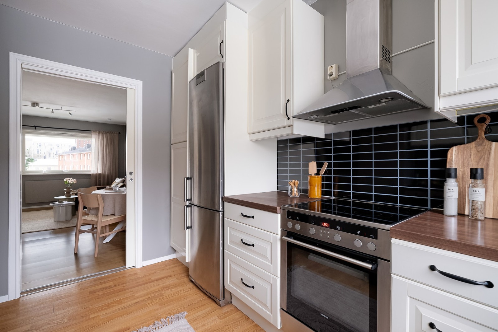 Fint og praktisk kjøkken med mye skap- og benkeplass. Galleribilde