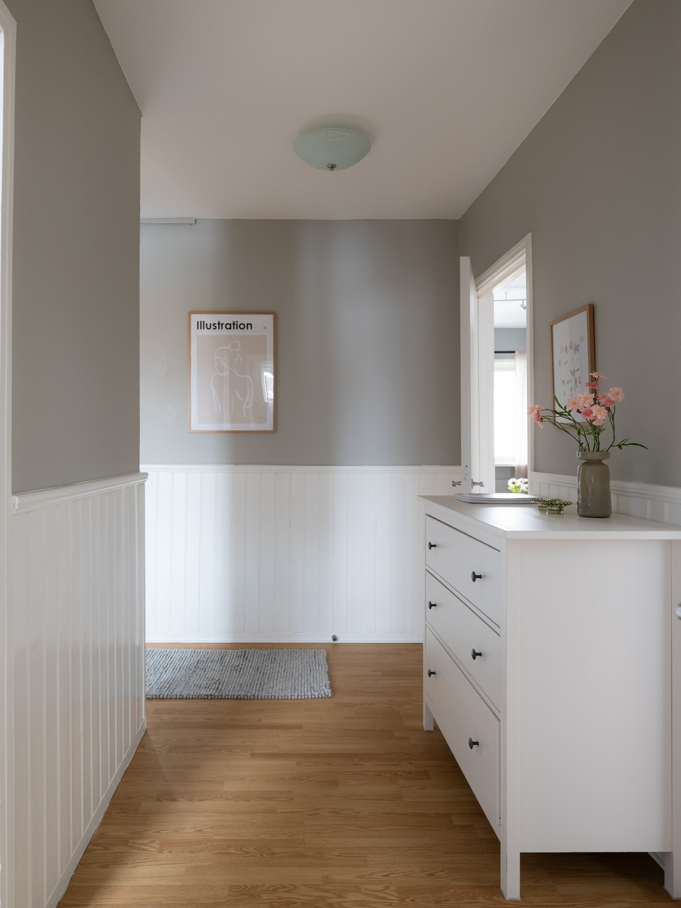 Her er det god plass til blant annet knaggrekker, skoskap og speil. Galleribilde