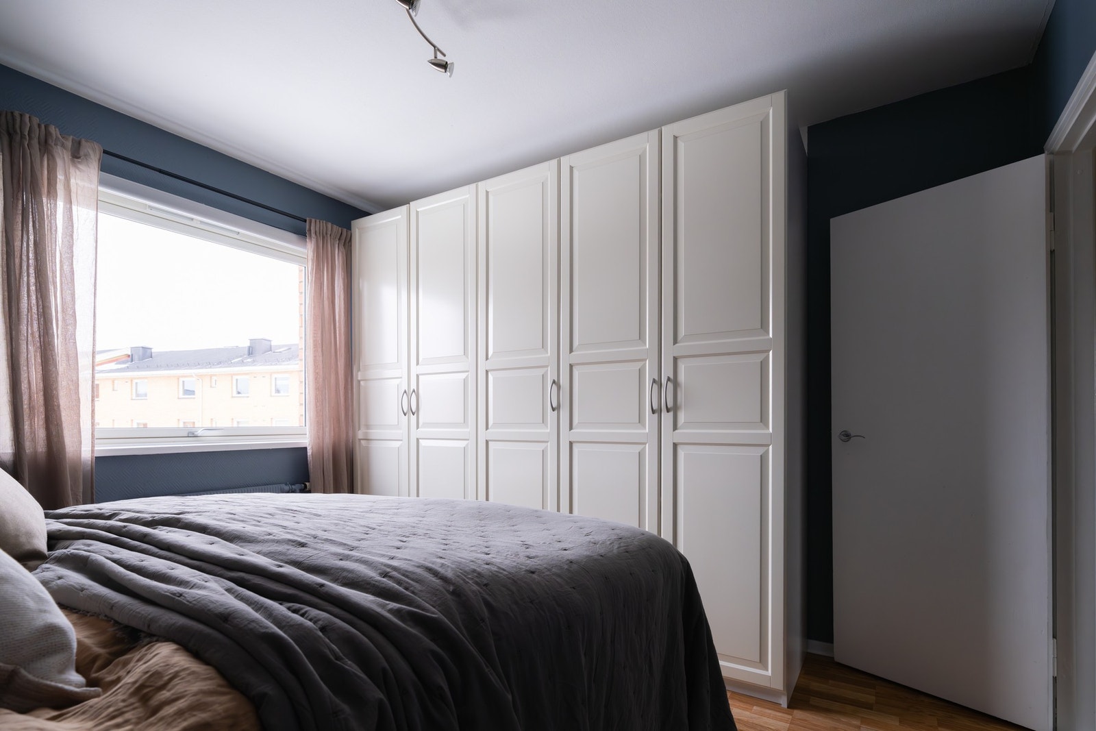 God plass til oppbevaring av klær i garderobeskapet. Galleribilde