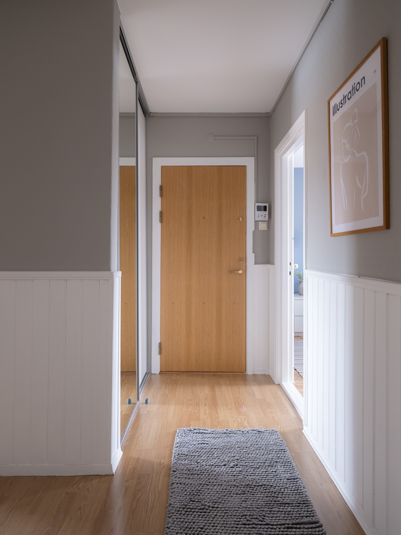 Det er adkomst til boligen via felles trapperom hvor du stopper i byggets 3.etasje. Galleribilde