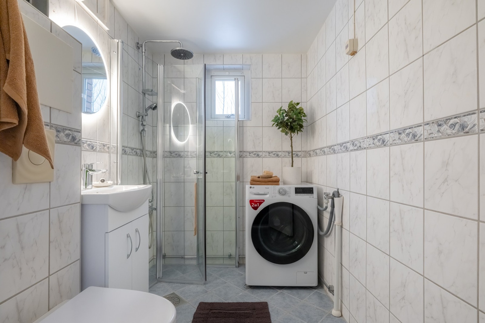 Flislagt bad som ble pusset opp i regi av borettslaget i 2004/2005. Galleribilde