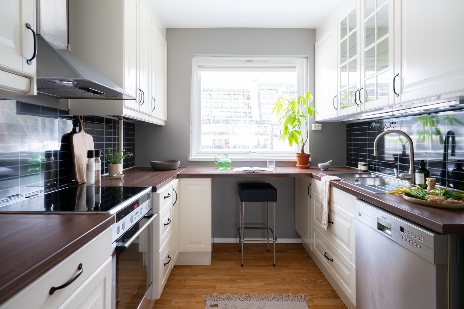 Innredningen har profilerte fronter og benkeplate i laminat, samt skyllekum i rustfritt stål. Galleribilde