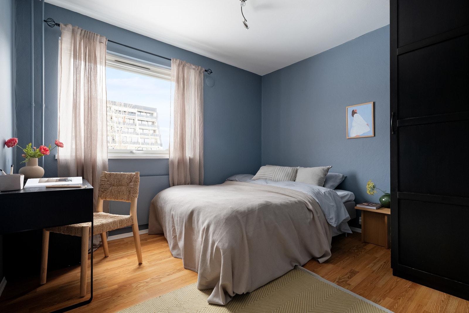 Boligen har i alt to gode soverom som begge er holdt i moderne farger. Galleribilde