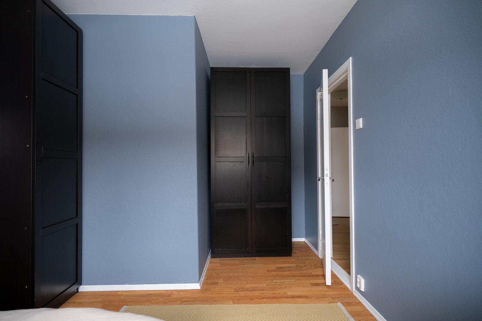 På dette soverommet er det god plass til dobbeltseng, nattbord og en stor garderobeløsning. Galleribilde