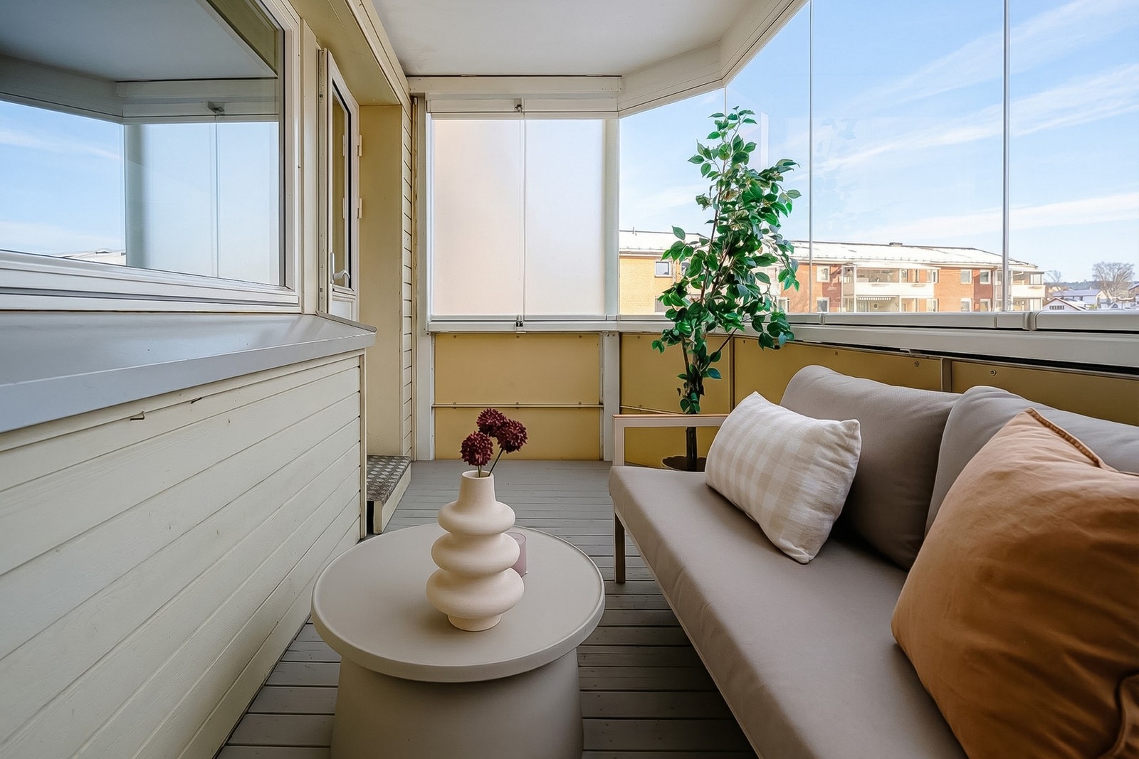 Balkongen er innglasset, noe som gjør at den kan tas i bruk fra tidlig vår til sen høst. Galleribilde