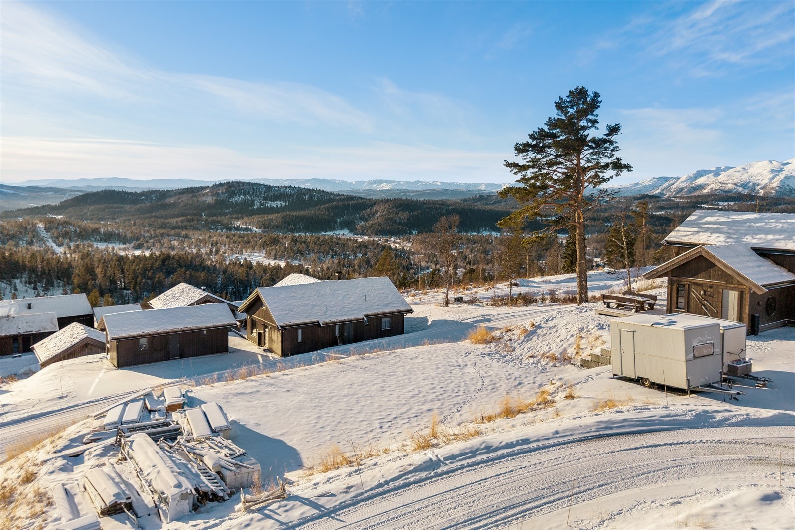 Det skal være minst 2,0 parkeringsplasser for bil per boenhet, lokalisert på egen tomt. Galleribilde