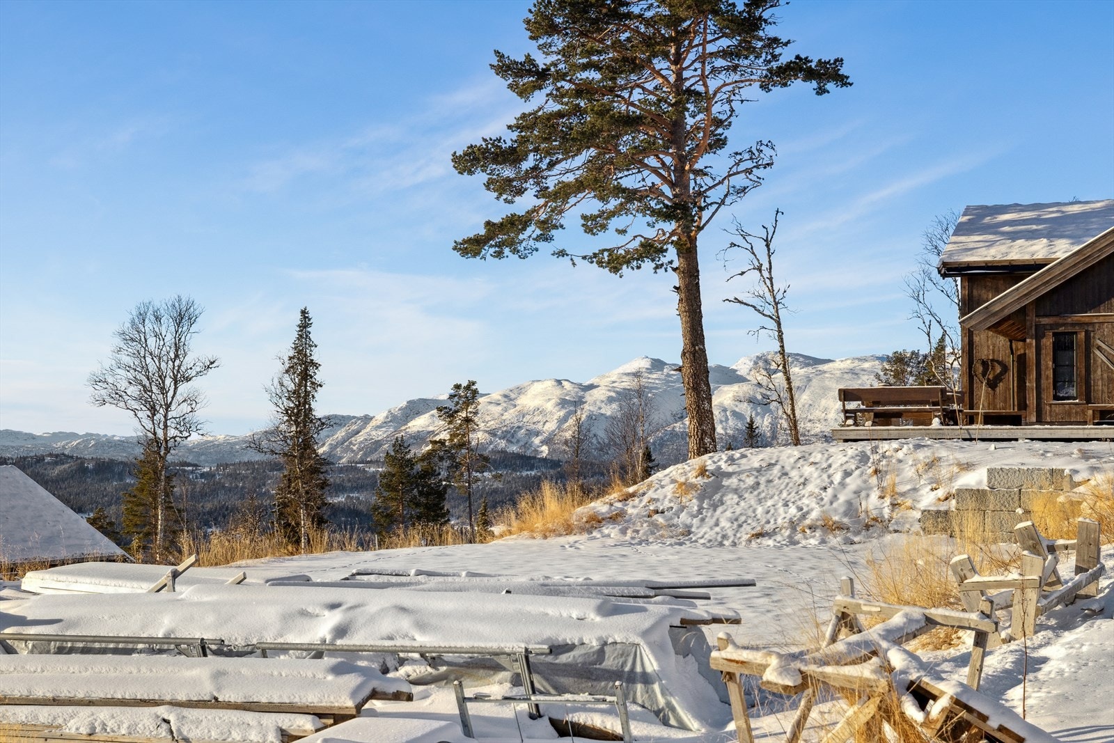 For sekundærbygg skal mønehøyde ikke overstige 4,5 meter, gesimshøyde skal ikke overstige 3,0 meter. Galleribilde
