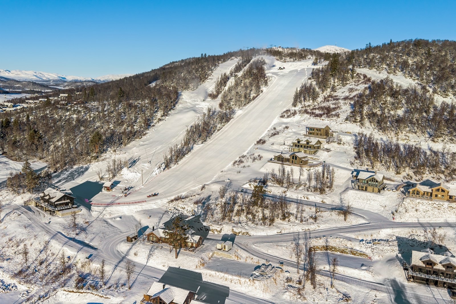 Eiendommen ligger med nærhet til heisanlegg, skiløyper og friområder. Galleribilde