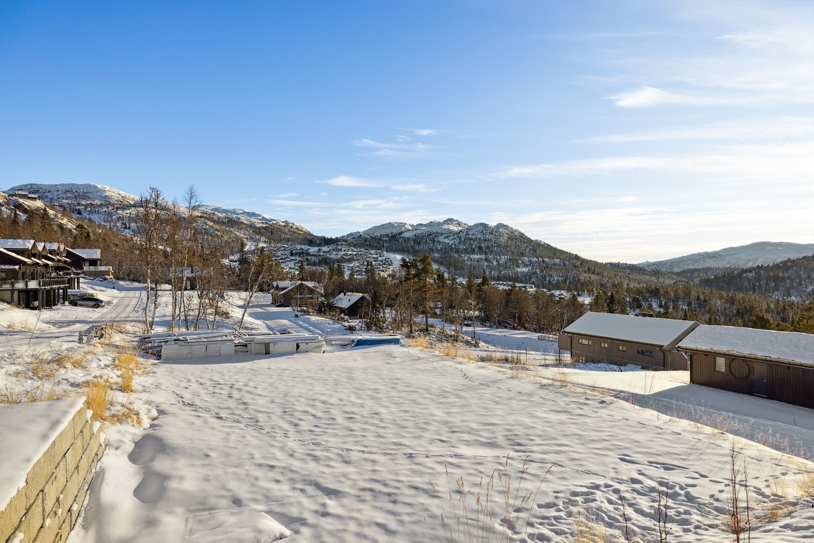 Tomten leveres med teknisk infrastruktur som vei, vann, avløp, el. og fiber frem til eller nær tomtegrensen. Galleribilde