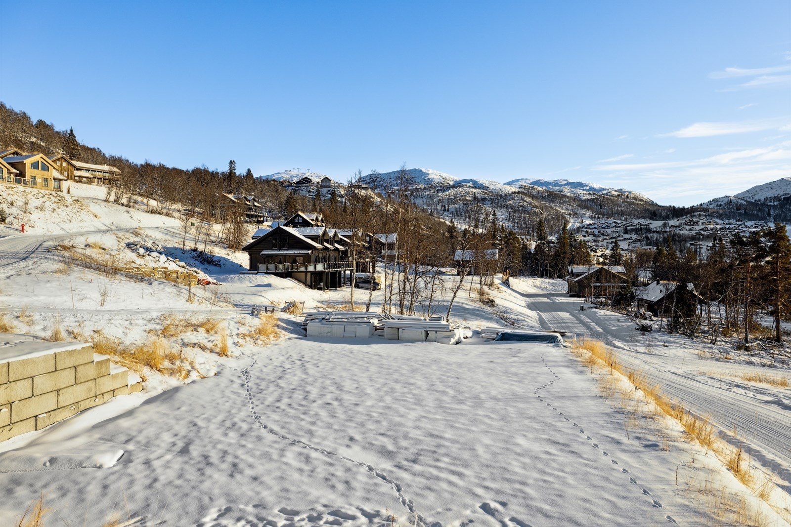 For hovedbygg skal mønehøyde ikke overstige 8,5 meter, gesimshøyde skal ikke overstige 6,5 meter. Galleribilde