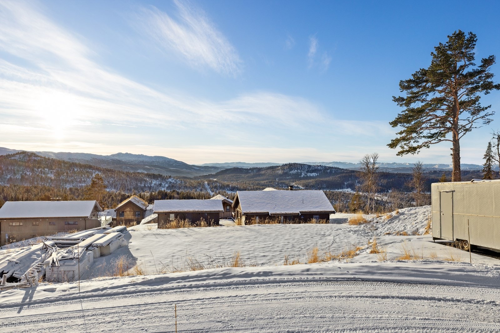 En solrik og byggeklar hyttetomt på ca 900 moh med fantastisk utsikt mot de omkringliggende fjellandskap! Galleribilde