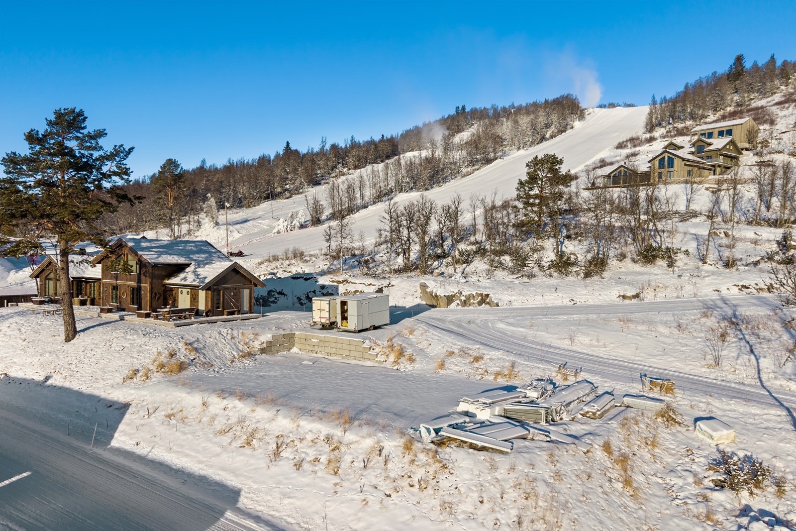 Tomten er klar for grunnmur og oppsett av hytte, BYA (utnyttelsesgrad) på 30%. Galleribilde